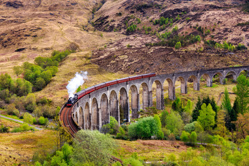 Keuken achterwand Glenfinnanviaduct Glenfinnan viaduct in mistige ochtend  © rphfoto