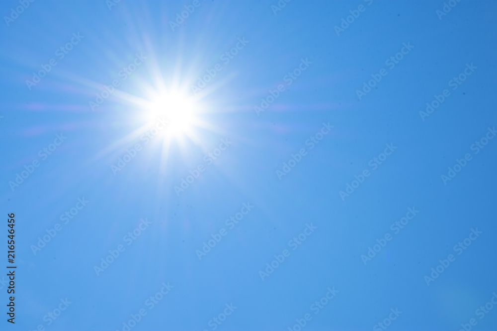 Sonnenstrahlen und blauer Himmel Sonnenstrahlen und blauer Himmel