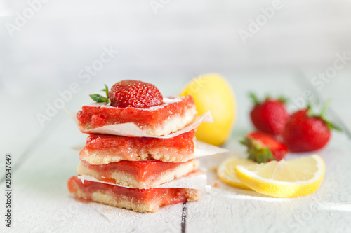 Strawberry lemonade bars for healthy breakfast