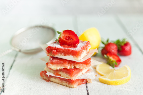 Strawberry lemonade bars for healthy breakfast