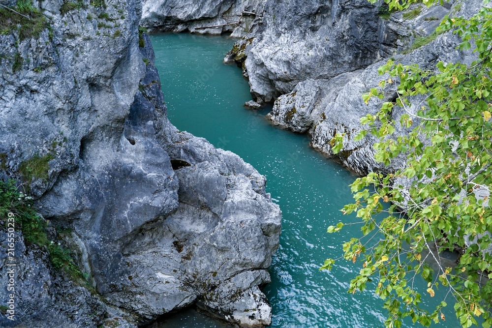 Blick von oben in die Schlucht des Lechfall auf das türkisene Wasser der Lech Blick von oben in die Schlucht des Lechfall auf das türkisene Wasser der Lech