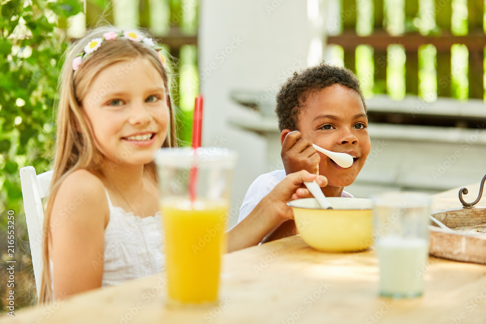 Afrikanischer Junge und ein Mädchen beim Frühstück Afrikanischer Junge und ein Mädchen beim Frühstück