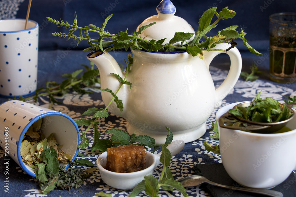 Schöne Teekanne mit Pfefferminztee, Tasse, Becher, Honigwabe und frischer  Minze Stock Photo | Adobe Stock