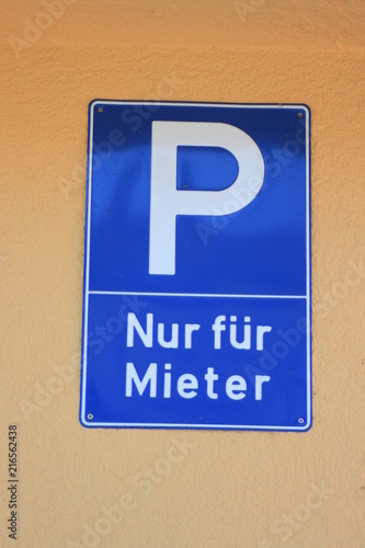 Schild: Parkplatz nur für mieter