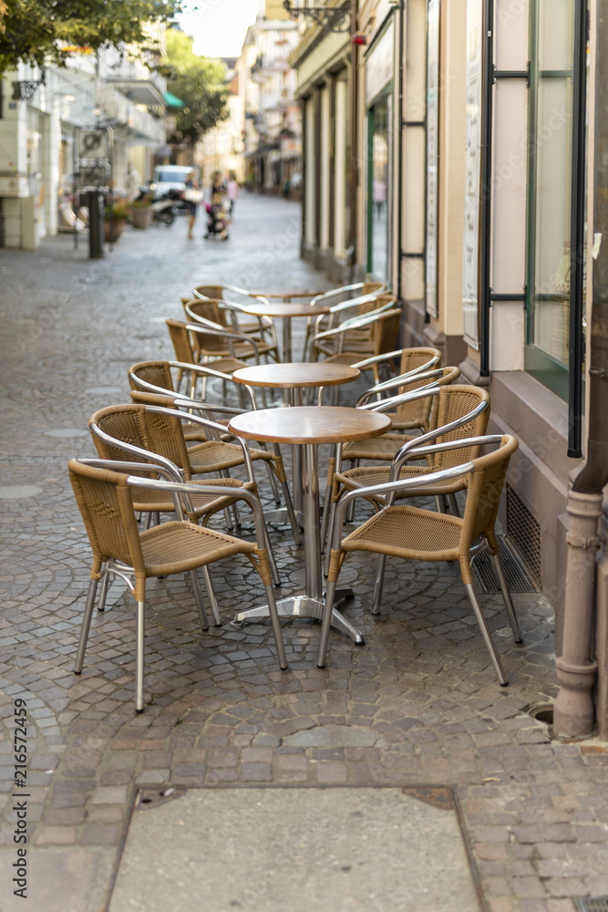 Tische und Stühle vor einem Cafe in der Fußgängerzone Baden-Baden