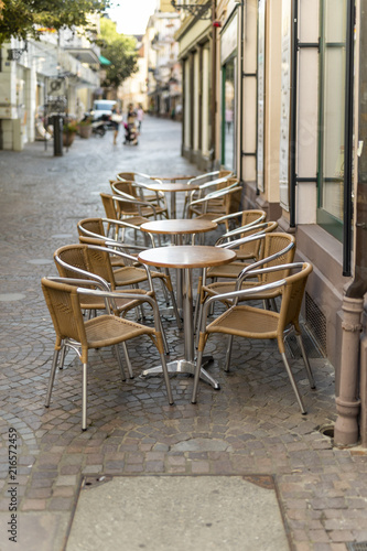 Tische und Stühle vor einem Cafe in der Fußgängerzone Baden-Baden © Mr.Stock
