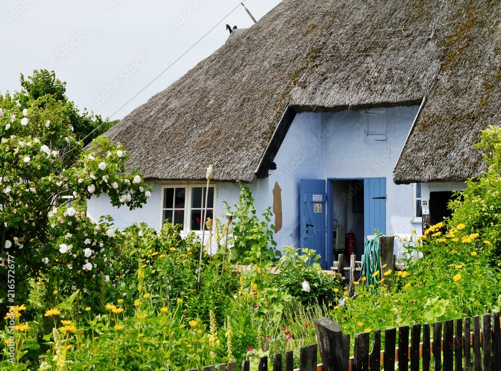 Strohgedecktes Haus in Groß-Zicker auf Rügen Strohgedecktes Haus in Groß-Zicker auf Rügen