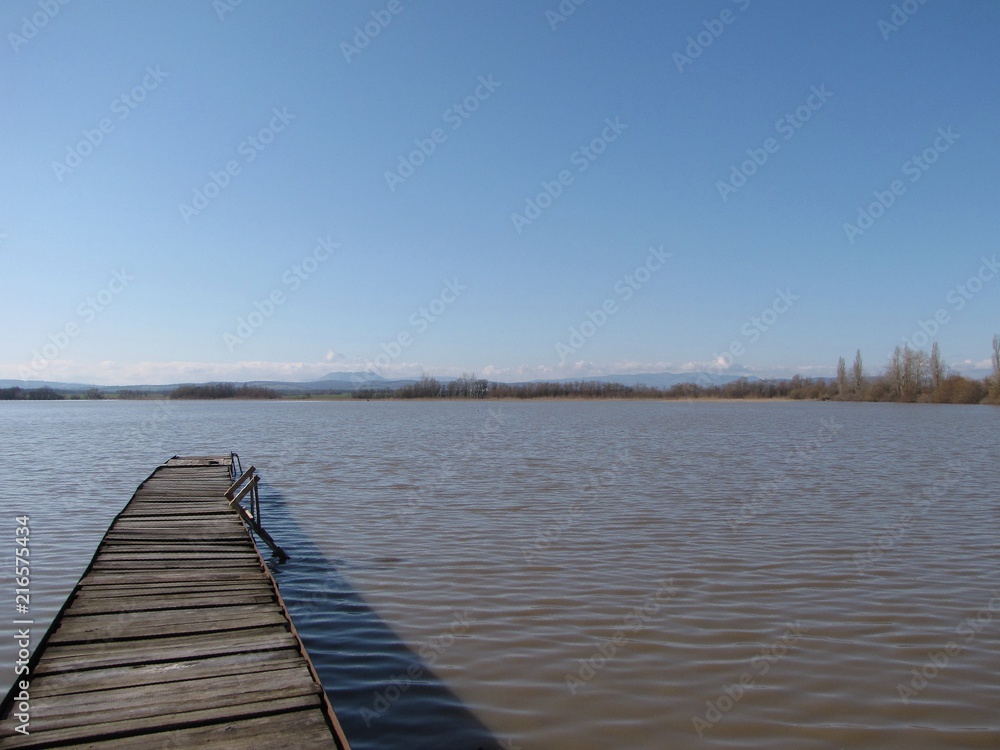 Naklejka premium wooden pier on the lake