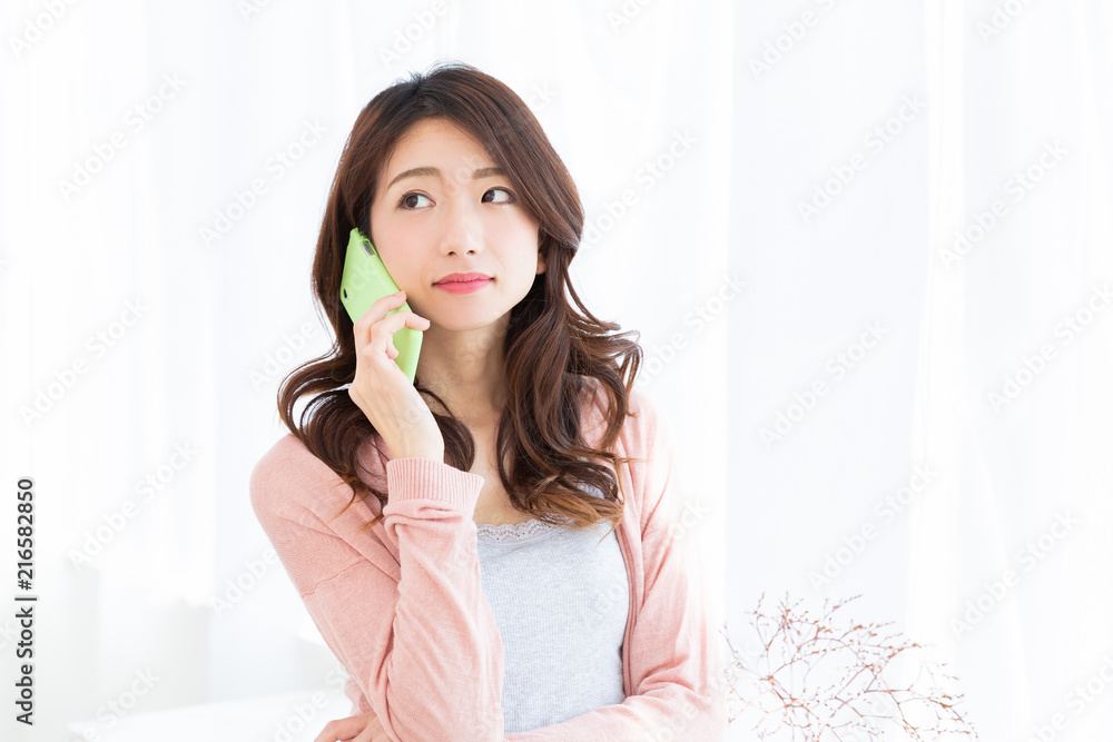 電話をする女性 考える 電話をする女性 考える