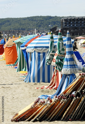 Ville de Trouville, les typiques parasols colorés de la plage, département du Calvados, Normandie, France  © Philippe Prudhomme