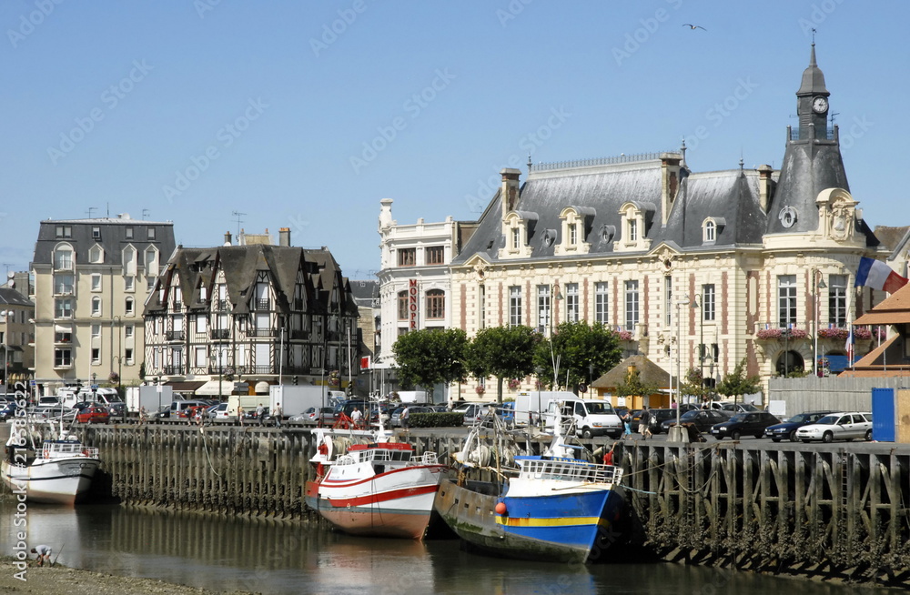 Ville de Trouville, le port de pêche à marée basse, l'Hôtel de Ville, département du Calvados, Normandie, France 
