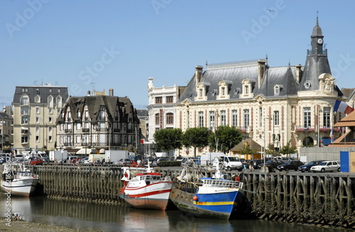 Photos Ville de Trouville, le port de pêche à marée basse, l'Hôtel de Ville, départemen