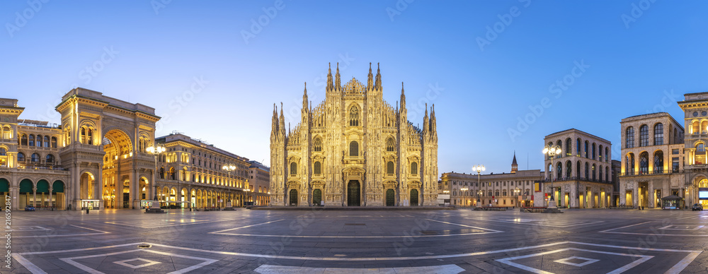 Naklejka premium Mediolan panorama panorama miasta wschód słońca w katedrze w Mediolanie, Mediolan, Włochy
