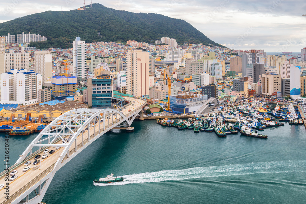 Obraz premium Busandaegyo Bridge and the Port of Busan in South Korea
