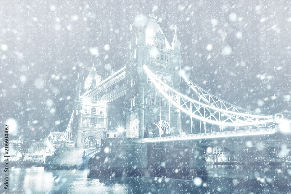 Obraz premium View of Tower Bridge in London with snow
