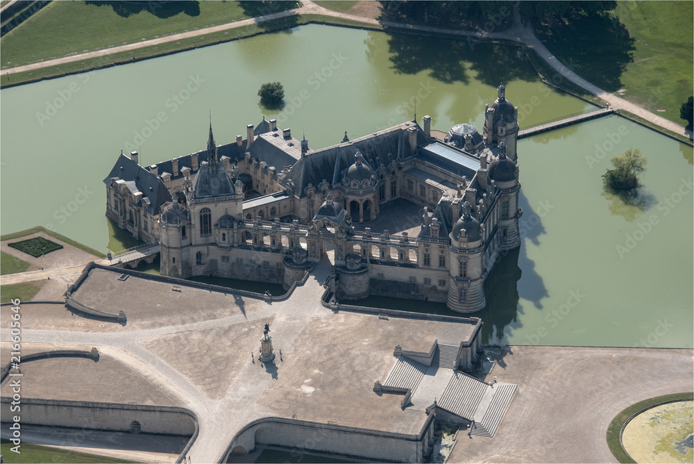 Fototapeta premium vue aérienne du château de Chantilly dans l'Oise en france