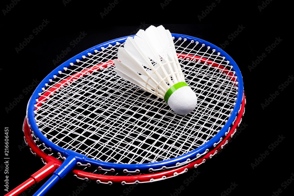 Badminton racket and shuttlecock on black background foto de Stock | Adobe  Stock