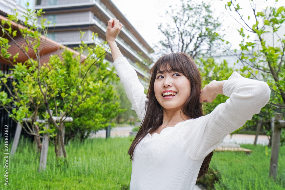伸びをする若い女性 伸びをする若い女性