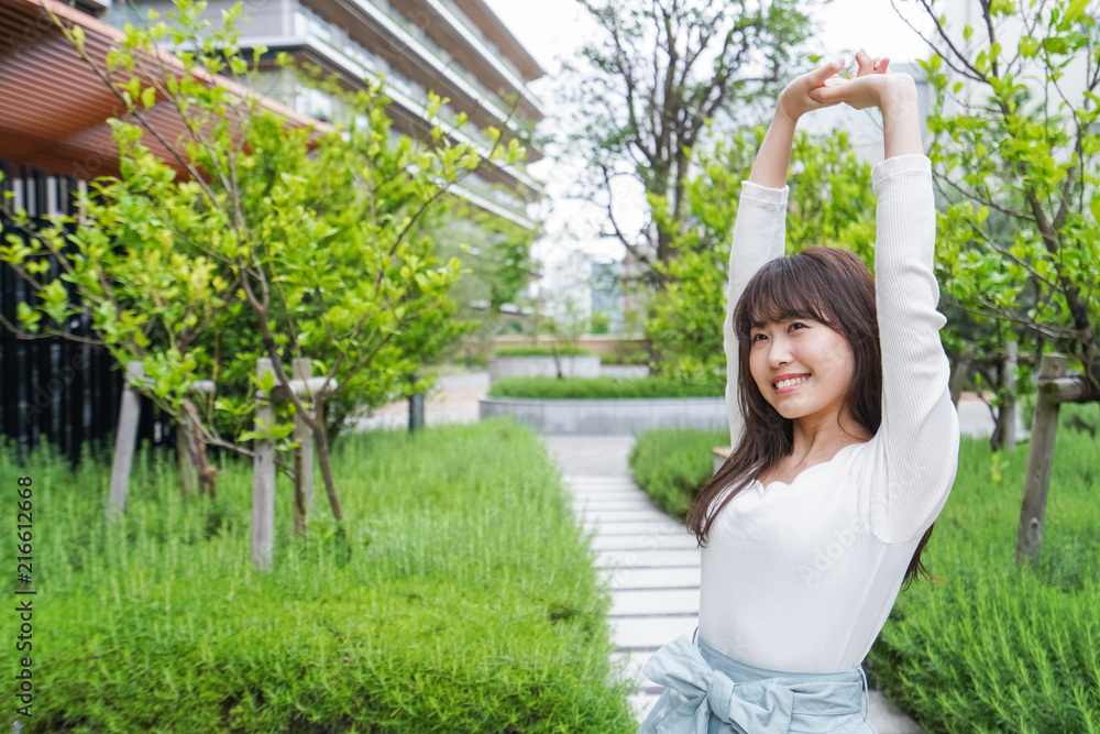 伸びをする若い女性 伸びをする若い女性
