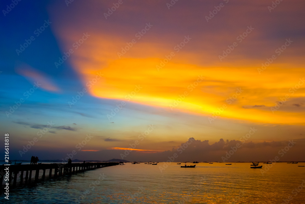 Obraz premium Nice dramatic sky at sea with silhouette of port
