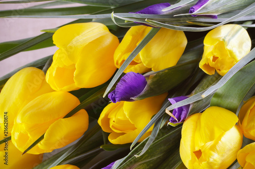 Fototapeta Naklejka Na Ścianę i Meble -  тюльпаны весенние и цветы ирис в букете 