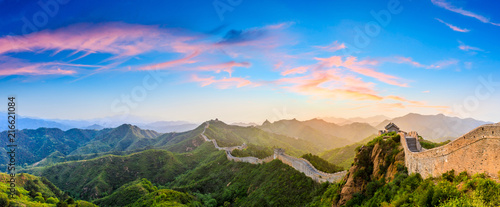 Foto The Great Wall of China at sunrise,panoramic view