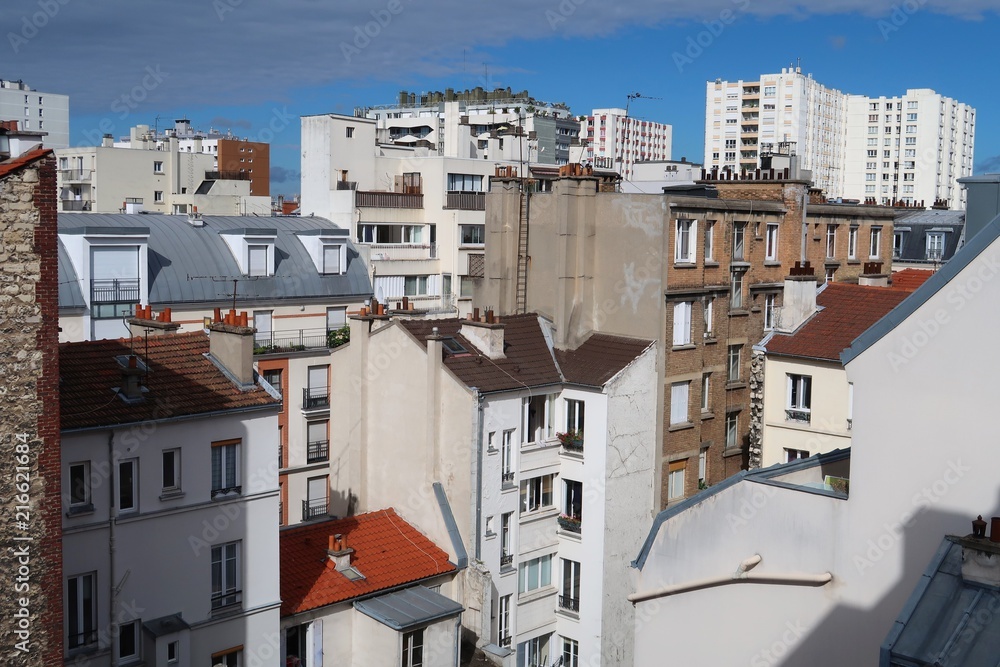 Immobilier à Paris : diversité d'architecture et de hauteur des immeubles parisiens (France)