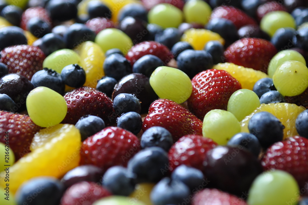 Obstkuchen mit Blaubeeren, Kirschen, Erdbeeren und Mandarinen Obstkuchen mit Blaubeeren, Kirschen, Erdbeeren und Mandarinen