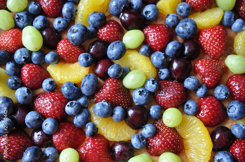 Obstkuchen mit Blaubeeren  Kirschen  Erdbeeren und Mandarinen