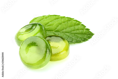 Fotografia Candies for the throat with leaf mint isolated.