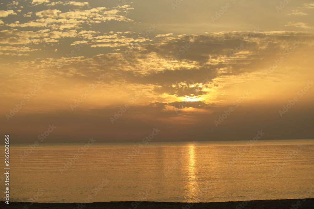 Fototapeta premium The sea the morning amidst the clouds and the sky is beautiful quiet atmosphere feeling lonely