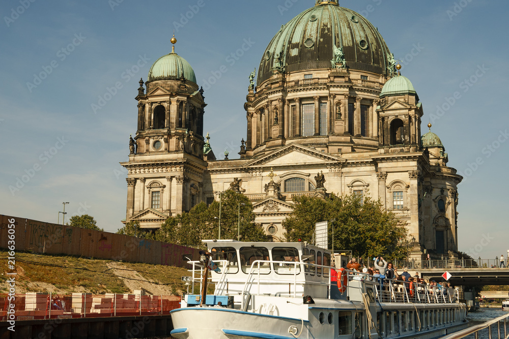 Berliner Dom und Schiff