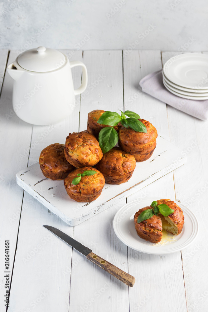 Fotografia Homemade freefly baked double cheese muffins with basilic on a white wooden board