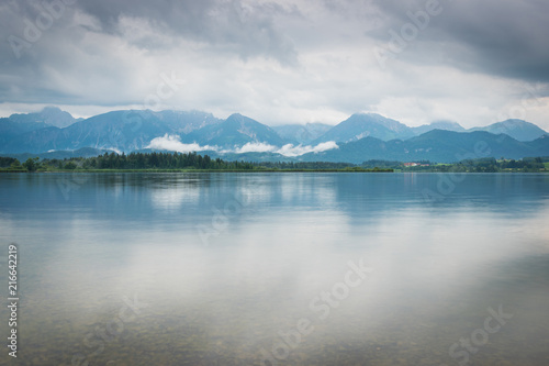 Wolken übder dem See in den Bergen - Hopfensee im Allgäu © kentauros