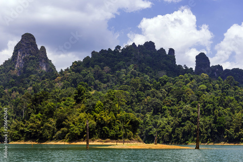 Cheow lan lake im Kao Sok Nationalpark, Thailand photo