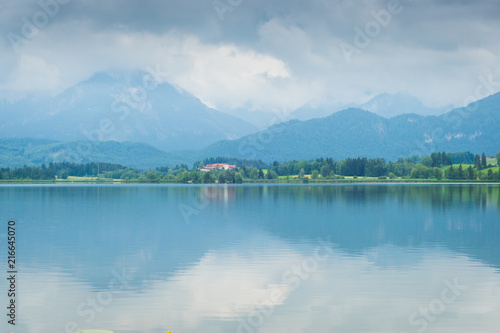 Wolken über dem Hopfensee in den Alpen im Allgäu