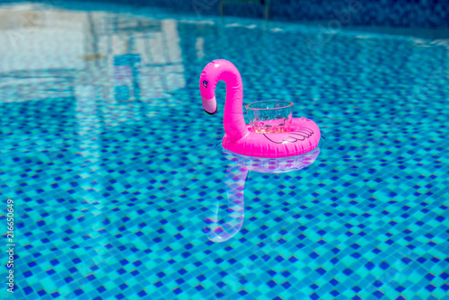 Fototapeta Naklejka Na Ścianę i Meble -  Mały, dmuchany, różowy flaming - pływająca podstawka do drinka