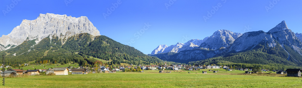Ehrwald im Tiroler Ausserfern mit Zugspitz-massiv und Mieminger Kette