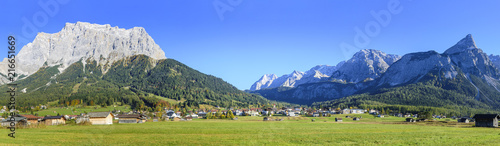Ehrwald im Tiroler Ausserfern mit Zugspitz-massiv und Mieminger Kette