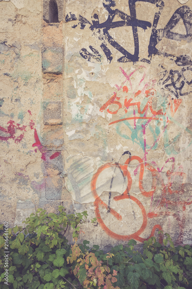 Heruntergekommene und mit Graffiti beschmierte Wand eines Hauses