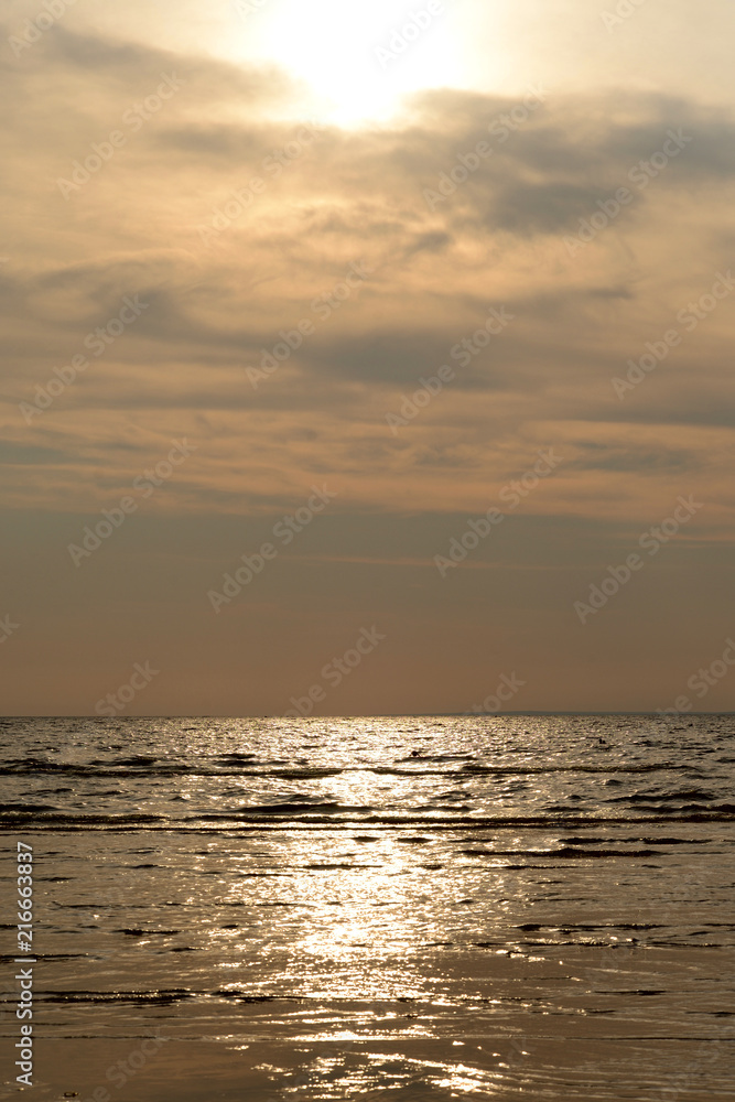 Fototapeta premium Cloud sunset over sea.