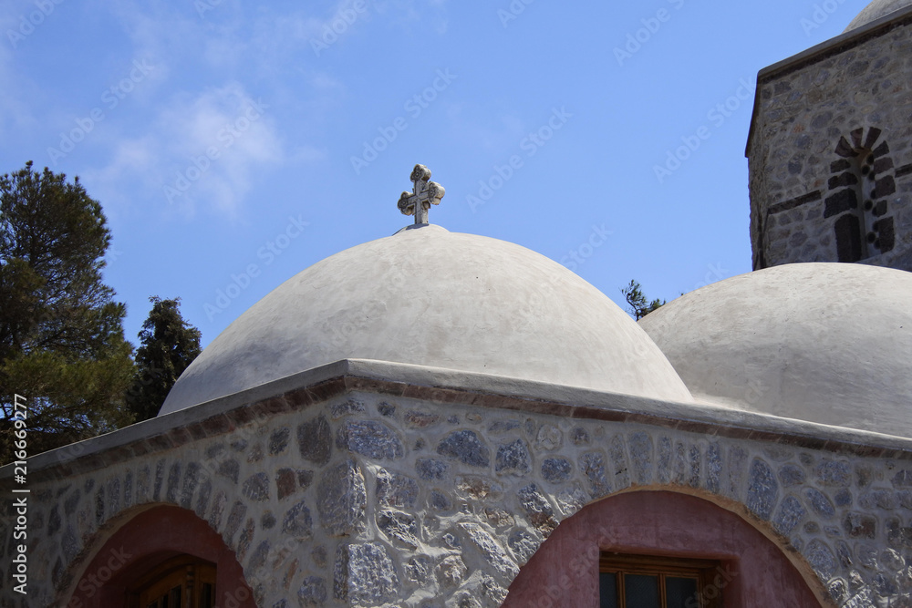 Kuppel mit Kreuz des Kloster Moni Profiti Ilia auf Santorin