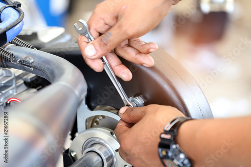 Ταπετσαρία Worker hand tightening or loosening a nut of a bolt with a wrench for automotives part