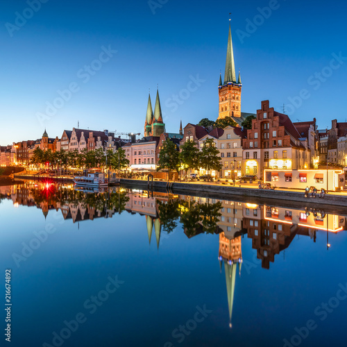 Historische Altstadt von Lübeck bei Nacht