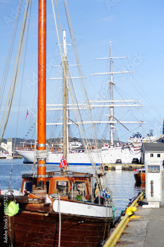 Segelschiff im Hafen photo