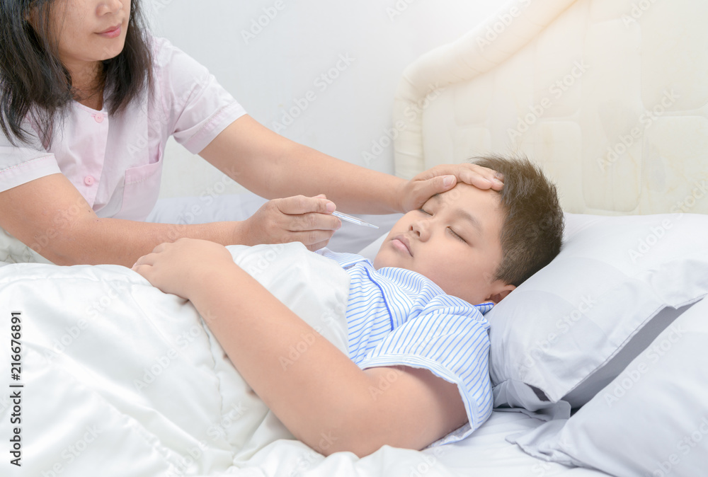Obraz premium Mother measuring temperature of her ill kid.