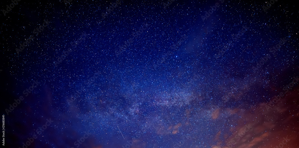 Fototapeta premium Niesamowite nocne niebo z dużą ilością błyszczących gwiazd, naturalne abstrakcyjne tło astro