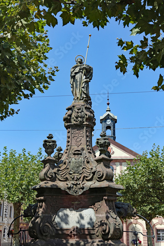 Alexiusbrunnen und Rathaus photo