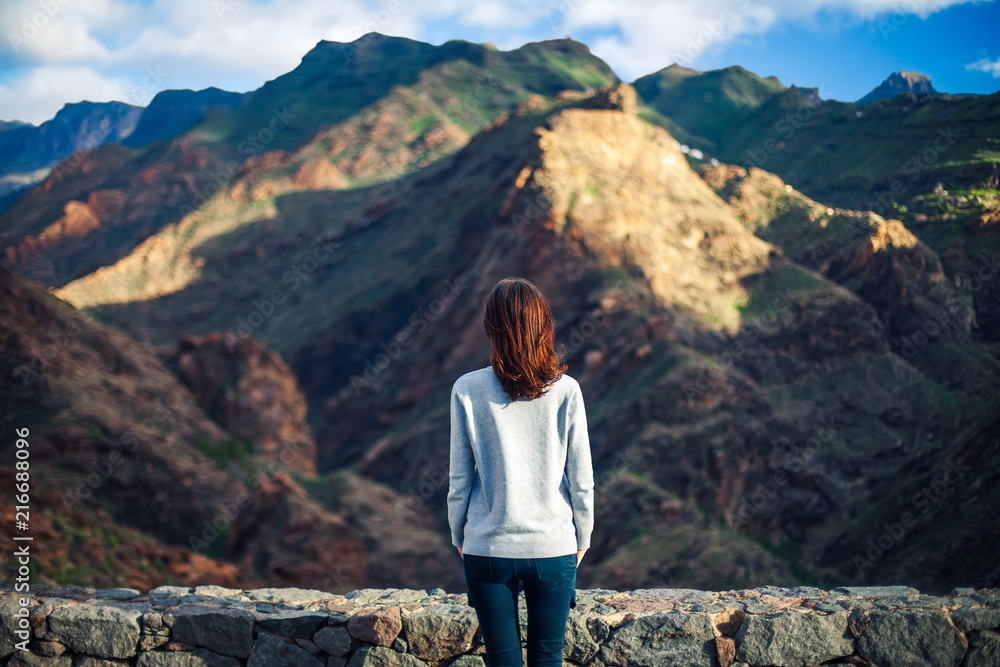 Naklejka premium Young woman enjoy scenic mountain range