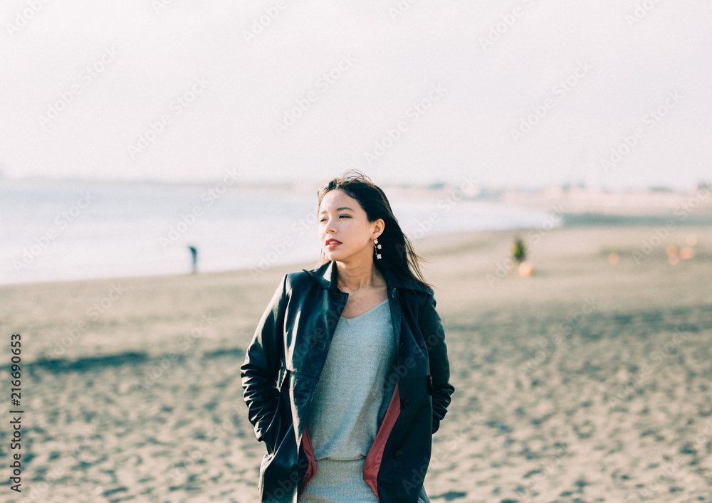 冬の海辺をある女性 冬の海辺をある女性